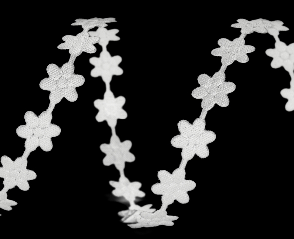 Aplikace saténová květinka šíře 7mm bílá